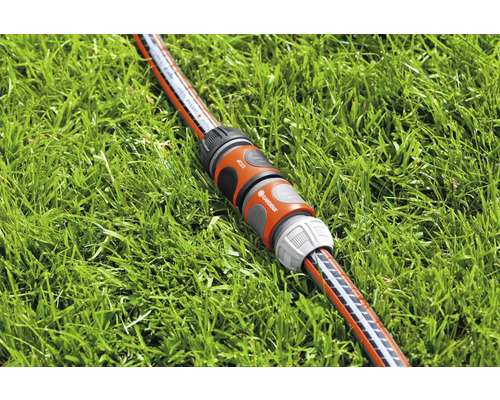 Spojka hadice Gardena na trávníku