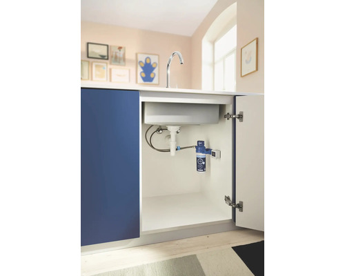 Skříňka pod umyvadlo s umyvadlem, vodovodní baterií a systémem vodního filtru