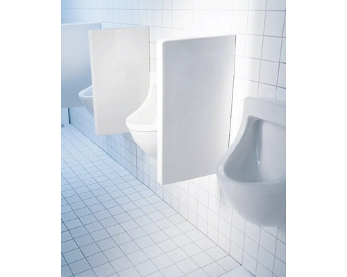 Řada pisoárů s přepážkami v koupelně s dlaždicemi