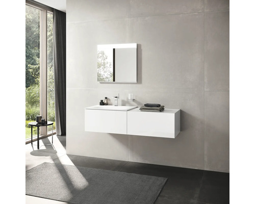 Moderní koupelna s bílou skříňkou pod umyvadlo, zrcadlem a oknem