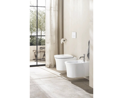 Moderní koupelna se závěsným WC a bidetem.