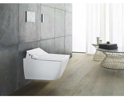 Závěsné sprchové WC s ovládacím panelem v koupelně