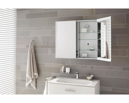 Moderní koupelna s umyvadlem a zrcadlovou skříňkou