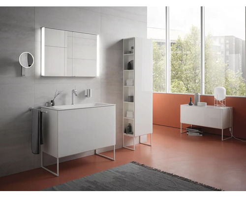 Koupelna s umyvadlem, zrcadlovou skříňkou, policí a komodou ve světlém provedení