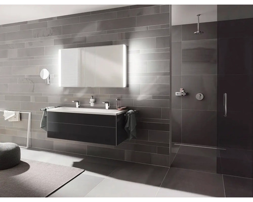 Moderní koupelna s umyvadlem, zrcadlovou skříňkou a sprchou