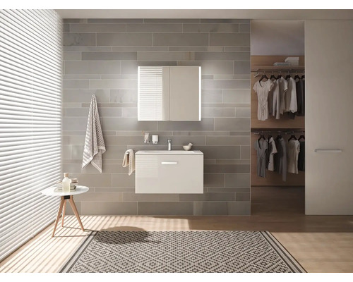 Moderní koupelna s umyvadlem, zrcadlovou skříňkou, ručníky a kobercem