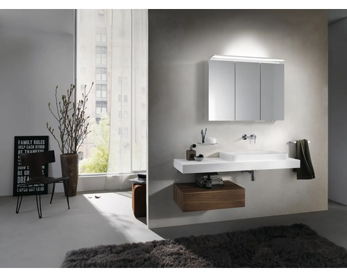 Moderní koupelna s umyvadlem, zrcadlovou skříňkou a dřevěnou spodní skříňkou