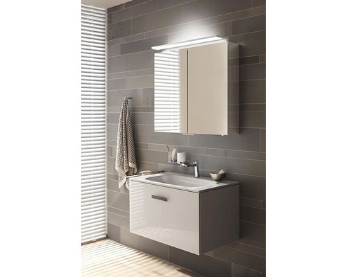 Moderní koupelna s umyvadlovou skříňkou, zrcadlovou skříňkou s osvětlením a ručníkem