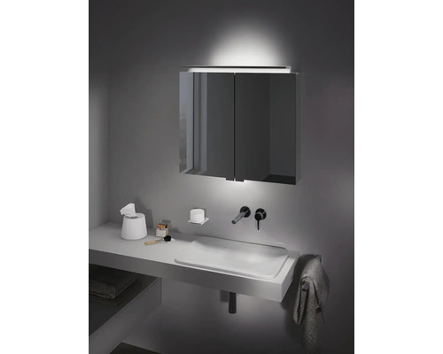 Moderní koupelna s umyvadlem, zrcadlovou skříňkou a ručníky