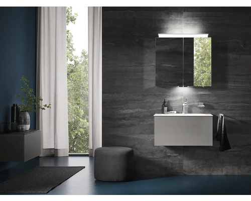 Moderní koupelna s umyvadlem, zrcadlovou skříňkou a šedým designem pro stylové prostředí.