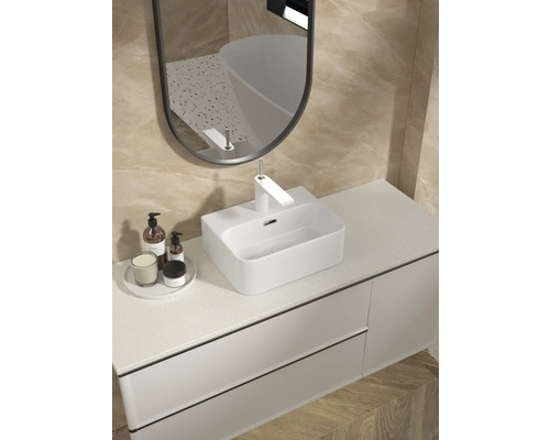 Moderní koupelna s umyvadlem, umyvadlovou mísou, baterií a zrcadlem