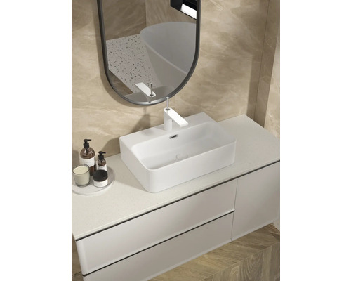 Moderní koupelna s umyvadlovou skříňkou, umyvadlem na desku, baterií a zrcadlem