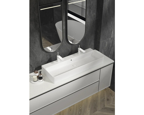 Pohled na koupelnu s umyvadlem, dvojitým umyvadlem, dvěma zrcadly a koupelnovými doplňky