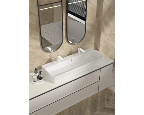 Koupelna s umyvadlem, umyvadly, zrcadly a bateriemi