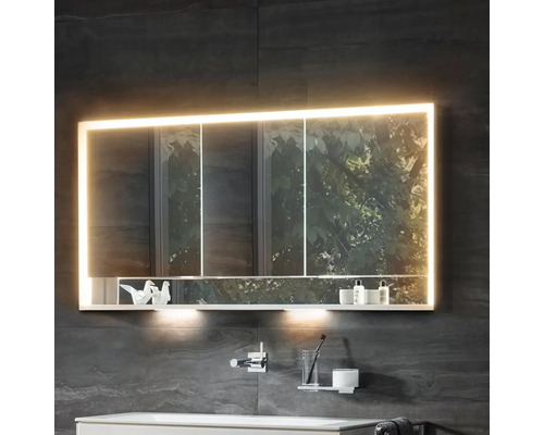 Osvětlená zrcadlová skříňka nad umyvadlem v koupelně.