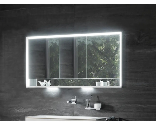 Osvětlená zrcadlová skříňka v koupelně