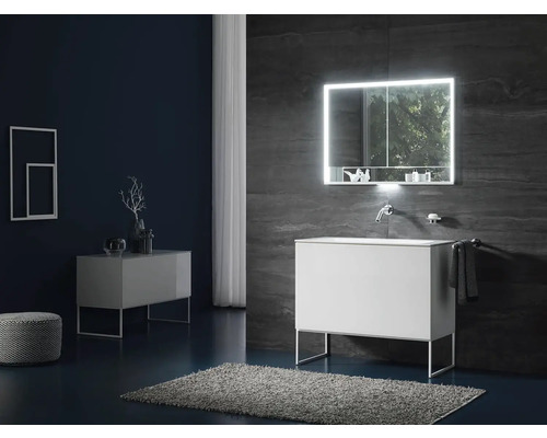 Moderní koupelna s umyvadlem, zrcadlem, ručníkem a kobercem