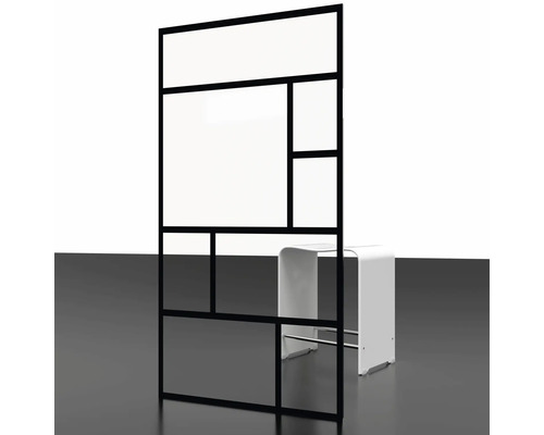 Dělicí stěna s geometrickým designem a stoličkou