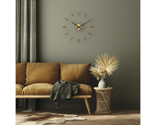 Obývací pokoj s pohovkou, odkládacím stolkem a nástěnnými hodinami