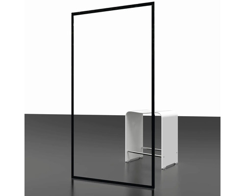 Ochranná stěna s černým rámem a bílou stoličkou