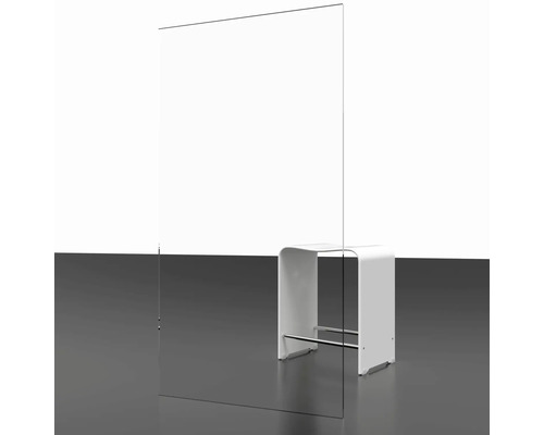 Volně stojící ochranná stěna ze skla vedle stoličky.