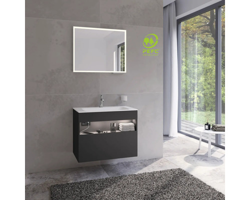 Koupelna s umyvadlovou skříňkou, zrcadlem s osvětlením a pečetí PEFC pro udržitelné lesní hospodářství