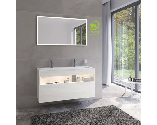 Moderní koupelna s osvětleným zrcadlem, skříňkou pod umyvadlo a pečetí PEFC pro udržitelné lesní hospodářství