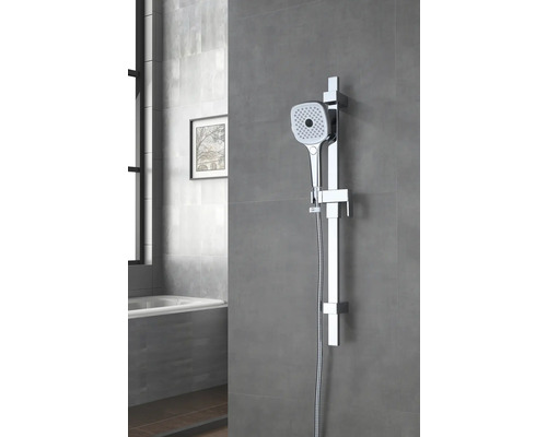 Sprchový sloup s ruční sprchou v koupelně