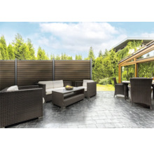 Terasa s ochrannou clonou a zahradním nábytkem