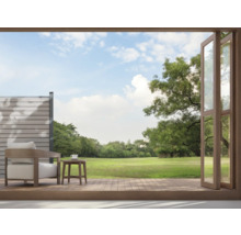 Scéna terasy s křeslem, stolem a výhledem do zahrady