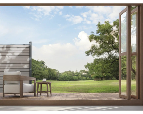 Scéna terasy s křeslem, stolem a výhledem do zahrady