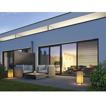 Terasa s posezením, zástěnou a venkovním osvětlením