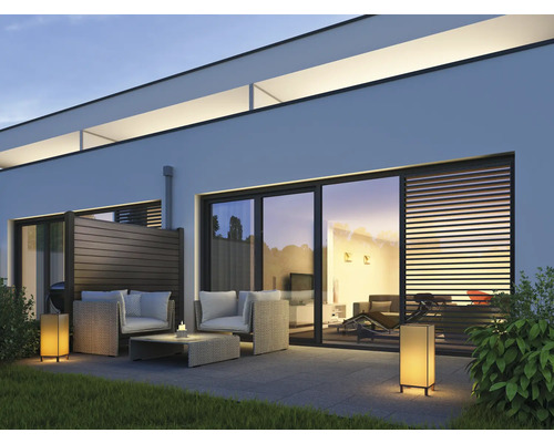 Terasa s posezením, zástěnou a venkovním osvětlením