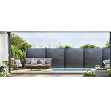 Exteriér s terasovými prkny, plotem a bazénem