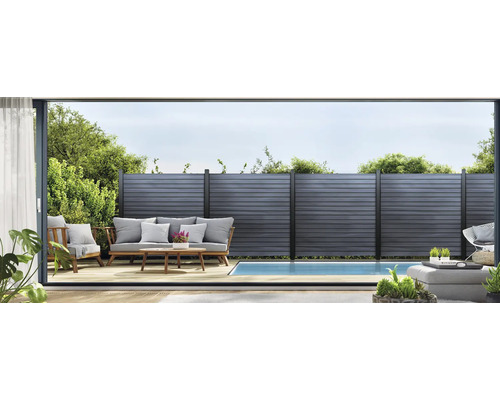 Exteriér s terasovými prkny, plotem a bazénem