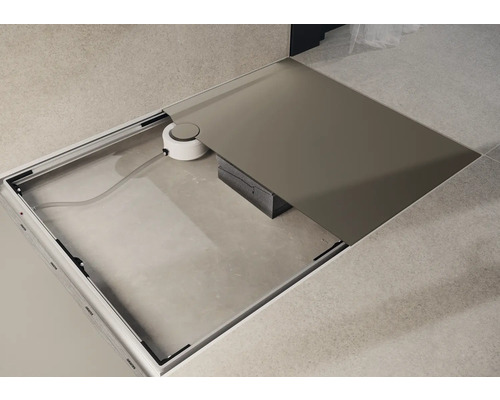 Sprchový kout v úrovni podlahy s odtokovým žlabem, odpadním čerpadlem a sprchovou vaničkou