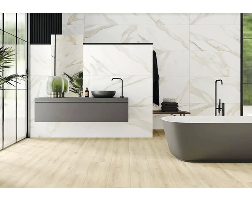 Moderní koupelna s volně stojící vanou, umyvadlem a mramorovými obklady