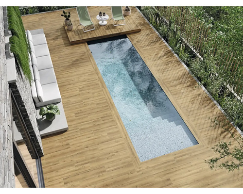 Pohled na zahradu s bazénem obklopenou dlaždicemi s dřevěným vzhledem