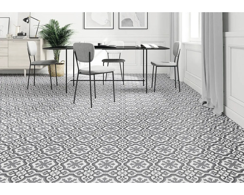 Jídelna s retro dlažbou, jídelním stolem a židlemi