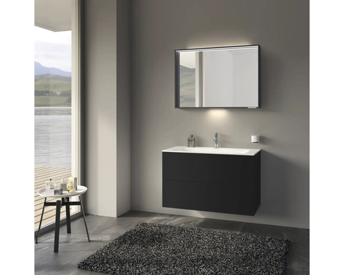 Moderní koupelna s umyvadlovou skříňkou, zrcadlem a kobercem