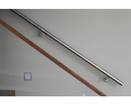 Nerezové zábradlí upevněné ke schodišti