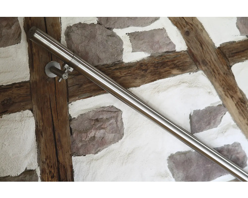 Nerezové madlo na zdi