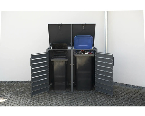Kontejnerový box se dvěma popelnicemi a otevřenými dveřmi