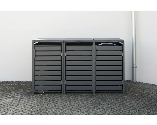 Tři šedé boxy na popelnice s lamelovou strukturou před bílou zdí.