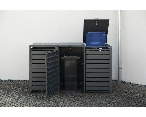 Kontejner na popelnice s popelnicemi a otevřenými dveřmi