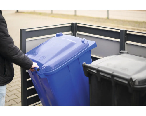 Box na popelnice s modrou a šedou popelnicí