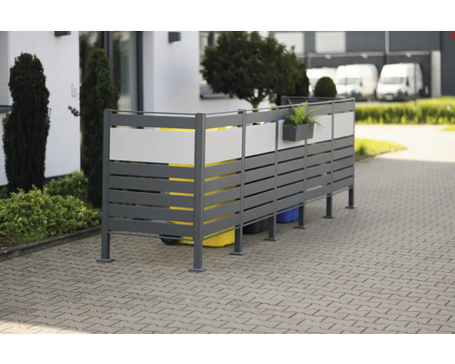 Kontejner na odpadky s truhlíkem a několika popelnicemi venku