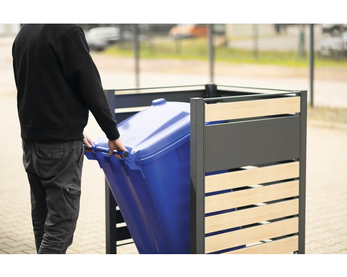 Kontejnerový box s osobou vkládající dovnitř modrou popelnici