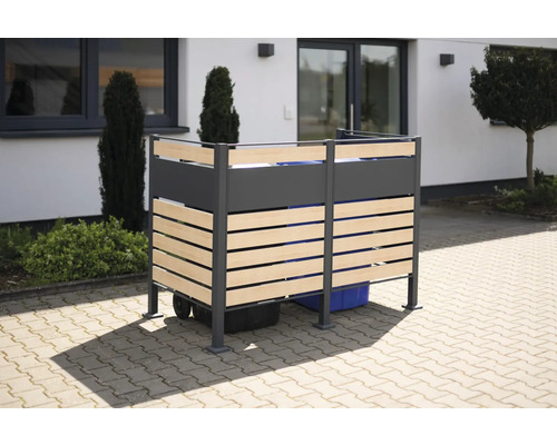 Kryt na popelnice s dřevěným obložením před domem