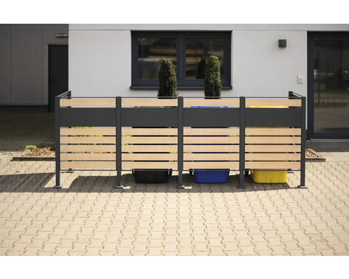 Kontejner na popelnice ze dřeva a kovu před budovou